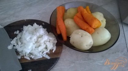 Морковь и картофель натрите на крупной терке. Лук мелко нарежьте и обжарьте до золотистого цвета.