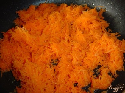 Морковь моем, чистим, натираем на мелкой терке и тушим на сливочном масле около 10 минут, затем перекладываем в миску и даем остыть.
