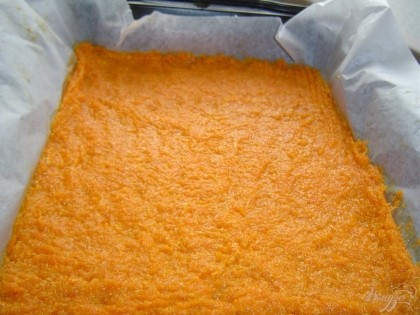 Противень застилаем пергаментной бумагой, сверху выкладываем морковно-белковую смесь, разравниваем и выпекаем при 180гр. 15 минут.
