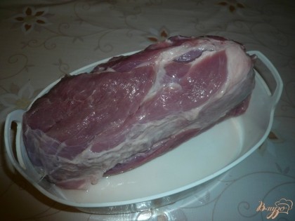 Кусок мяса для запекания беру от килограмма до полутора. Мясо промываю, промокаю салфетками от лишней жидкости. Прослойки жира это хорошо, но если жира очень много, то часть срезаю.