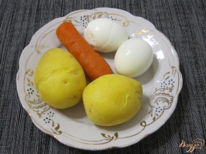 Отварить в мундире картофель и морковь. Остудить и очистить. Яйца сварить вкрутую и тоже очистить.