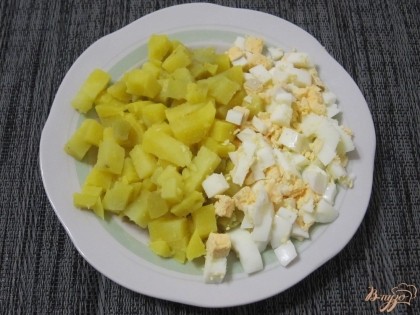 Картофель и яйца нарезать мелкими кубиками.
