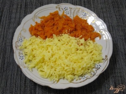 Сыр и морковь натереть на средней терке.