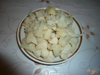 Цветную капусту я беру обычно замороженную, перед приготовлением размораживать её не надо. Когда бульон с рисом закипит, добавляю капусту.