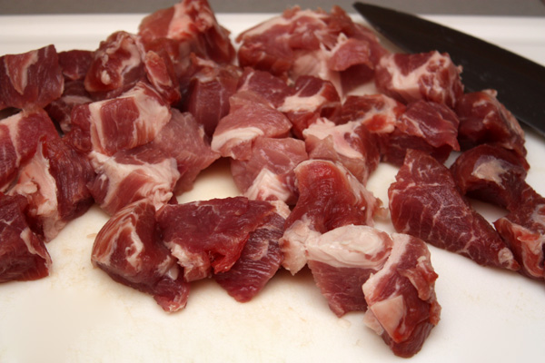 К этому рецепту лучше всего подходит свиная шейка — в меру жирная, мягкая и сочная.<p>Мясо нужно порезать кубиками примерно 2х2 см.