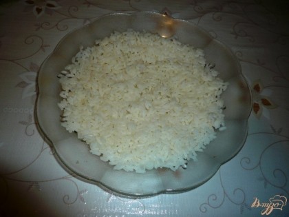 Рис промываю, отвариваю до готовности, сливаю воду и остужаю. Выкладываю рис ровным слоем на плоскую тарелку.