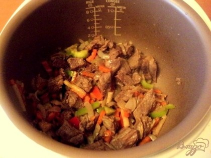 Затем добавить нарезанный соломкой болгарский перец, перемешать и готовить 5 минут.