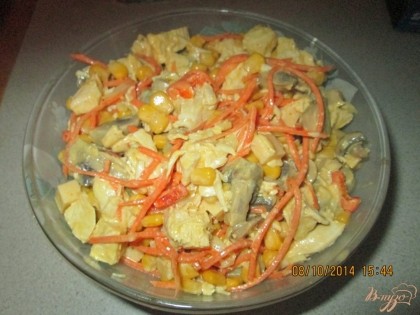 Готово! Все ингредиенты смешать, добавить кукурузу и корейскую морковку. Посолить по вкусу и заправить все майонезом и хорошо перемешать.