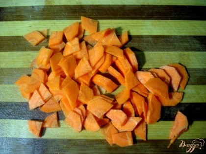 Нарезаем полукольцами морковь.