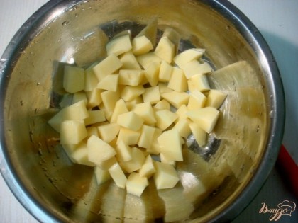 Чистим, моем и нарезаем картофель. Он обязательно должен быть разваристых сортов, если нет, тогда советую обжарить до полуготовности.