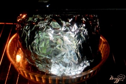 Тыкву оборачиваем фольгой и ставим в духовку. Первых 10 минут температура в духовке 200*, затем уменьшаем до 180*. Запекаем 2,5- 3 часа. Если любите более сочное, воды добавьте больше.