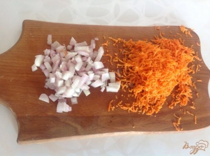 морковь натереть на терке, лук мелко порезать. пожарить на растительном масле на разогретой сковороде