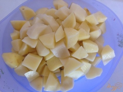 картофель нарезать кубиками и бросить в бульон. добавить лавровый лист. сварить отдельно яйцо и нарезать кубиками.