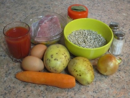 Перловую крупу замочить заранее, за 3-4 часа до начала варки супа. Мясо помыть. Лук и морковь очистить, помыть. Яйца сварить.