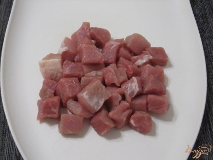 Мясо нарезать небольшими кусочками.