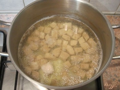 Залить мясо холодной водой, поставить на плиту и варить до готовности.