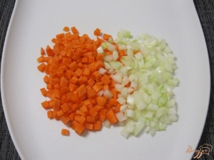 Лук и морковь тоже нарезать маленькими кубиками.