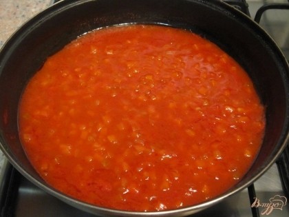 Из лука, моркови и томатного сока сделать зажарку.