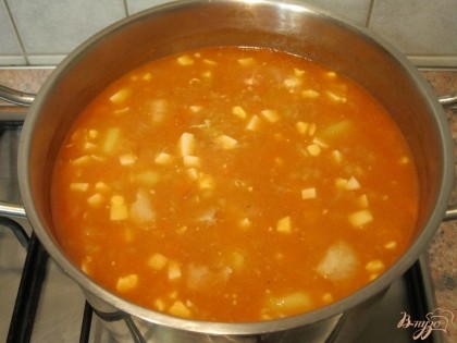 В суп добавить зажарку и нарезанные яйца. И варить 5-7 мин.