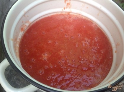 Пропускаем томаты через мясорубку. Перелить полученный сок в кастрюлю. добавить соль и сахар, в расчете 2 ч л соли и 2 ч л сахара на литр сока. варить 30 минут с момента закипания, периодически помешивая.