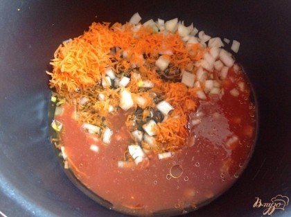 Лук, морковь, томатный сок и растительное масло бросить в мультиварку, и включить режим жарка. Жарить примерно 3 минуты