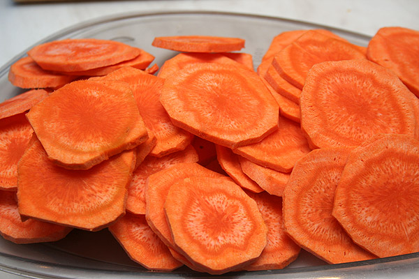Вымыть и почистить морковь. Нарезать ее тонкими кольцами. Но по желанию можно и брусочками, тоже отлично получается.