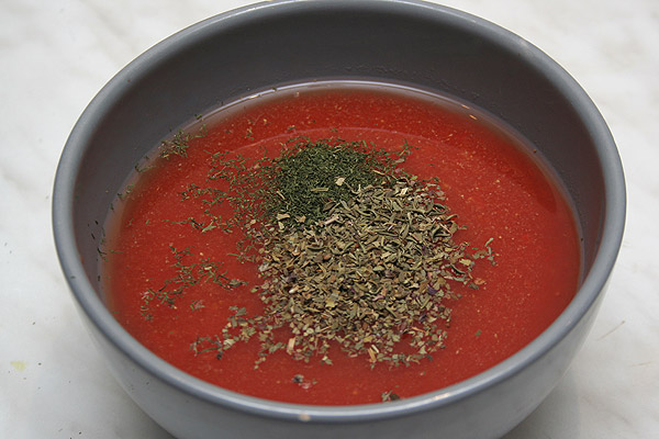 Приготовить соус: томатный сок смешать с выдавленным чесноком, черным перцем, солью, укропом, тмин.