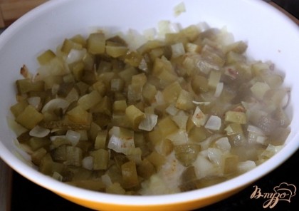 В сковороде поджарить до мягкости кубики лука +  соленых огурцов, тушить все вместе  ок. 10 мин.