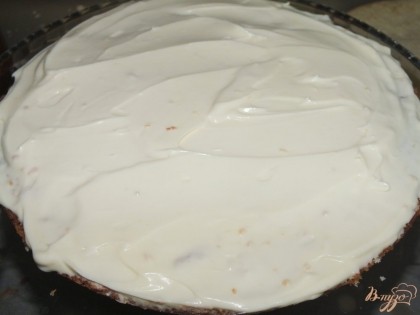 Следом выкладываем крем. И так все 3 коржа. Обмазываем торт кремом и сверху поливаем карамельным соусом.