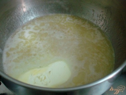 В сотейнике разогреваем сливочное масло.  Снимаем с плиты, вливаем молоко и хорошо размешиваем.