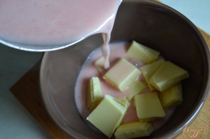 Сливки с ароматом жвачки довести до кипения , добавить замоченный желатин. Горячую смесь вылить на кусочки белого шоколада. Крем подкрасить , сделав его немного ярче половинок печенья.