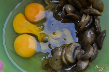 Грибы переложить в мисочку, добавить 3 яйца.