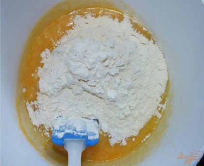 Для теста смешать сливочное масло, яичные желтки, сахар, соду и муку