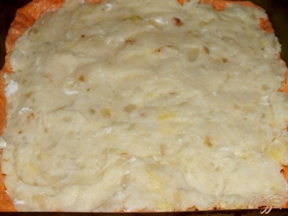 В смазанную форму выложить одну часть, затем картофельную начинка, сверху закрыть тестом.