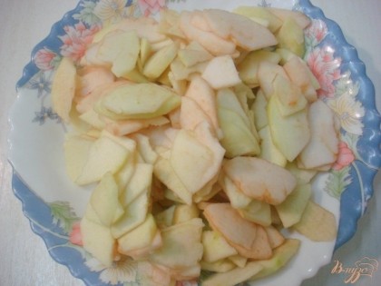 Подготавливаем яблоки, моем, чистим и нарезаем дольками.Чтобы яблоки не потемнели, сбрызните их лимонным соком.
