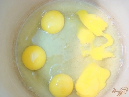 Выбиваем яйца в емкость.