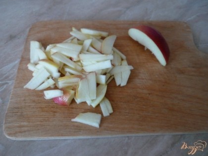 Яблоко (лучше не очень сладкое) промываем, досуха вытираем, нарезаем тонкими кусочками. Чтобы яблоко не потемнело, его можно сбрызнуть лимонным соком.