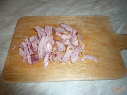 Куриное мясо снимаем с костей, нарезаем на небольшие кусочки. Кожу желательно убрать, но это по вашему вкусу.