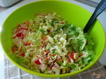 Перемешиваем салат. По настроению можно добавить немного черного молотого перца, мелко нарезанную свежую зелень.