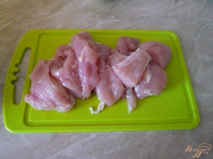Куриное мясо нарезаем на небольшие куски.