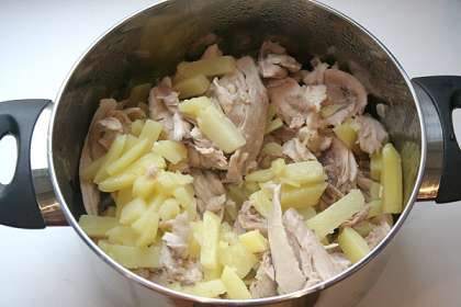 Картофель очистить и нарезать брусочками, добавить в кастрюлю.<p>Варить еще 20 минут.