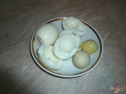 Яйца отвариваем вкрутую, остужаем, чистим, два из них разделяем на белки и желтки и эти два желтка пока откладываем в сторону, они нам понадобятся для соуса. Чеснок тоже чистим.