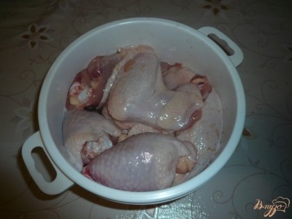 Курицу промываю и разрезаю на порционные куски. В процессе срезаю лишний жир, от крыльев отделяю третьи фаланги.