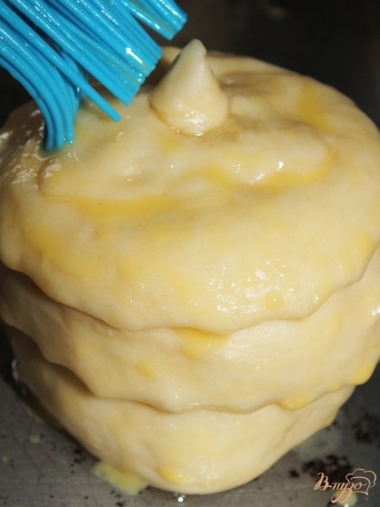 Яичный желток смешать с 50 мл молока и смазать тесто кулинарной кисточкой.