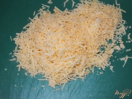 Сыр натереть на мелкой терке