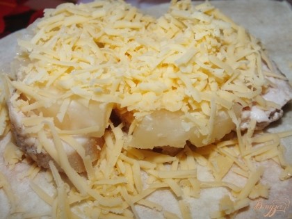 Лаваш разрезать на 3 части. На одну часть выложить сыр, на сыр кусочки курицы, затем шайбу ананаса, и сверху засыпать сыром.