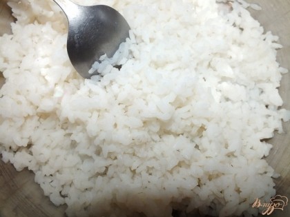 Отварите рис в подсоленной воде до готовности. Готовый рис откинуть на дуршлаг. Остудить.