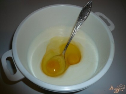 Кефир выливаю в глубокую миску, добавляю в кефир соду. Добавляю яйца, перемешиваю.