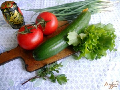 Подготовим все, что надо для салата. Овощи, салат, мяту, лук промываем и вытираем досуха или хорошенько встряхиваем от воды.