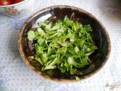 Салат делаем слоями. Первый слой - листья листового салата, если мелкие, то целиком, если не мелкие, то рвем руками на кусочки помельче.